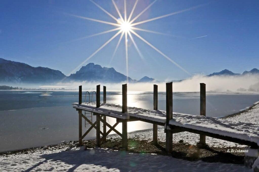 Forggensee im Winter - der Stausee wird abgelassen und diese Stege stehen im Trockenen